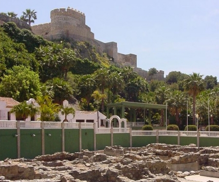 Factoria de salazones de Almuñécar con el Castillo de San Miguel al fondo (AYTO. ALMUÑÉCAR)