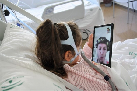 Una pequeña hospitalizada durante la videollamada (HUSC)