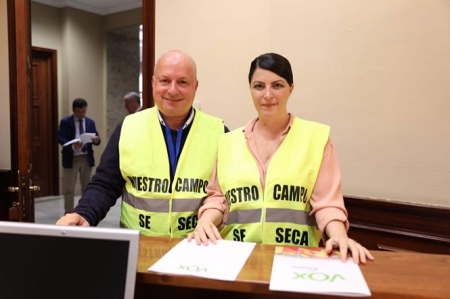 El presidente provincial de Vox en Granada, Manuel Martín Montero, y la diputada Macarena Olona, en imagen de archivo (VOX) 