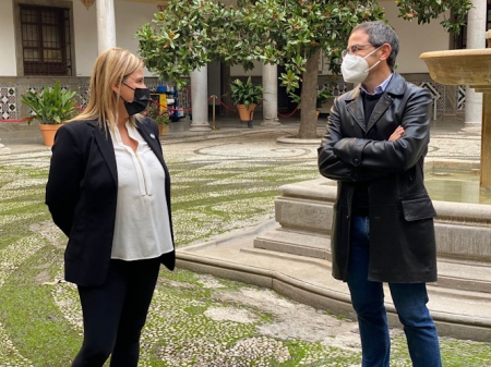 Miguel Ángel Fernández Madrid y Nuria Gutiérrez en el patio del Ayuntamiento de Granada (PSOE)