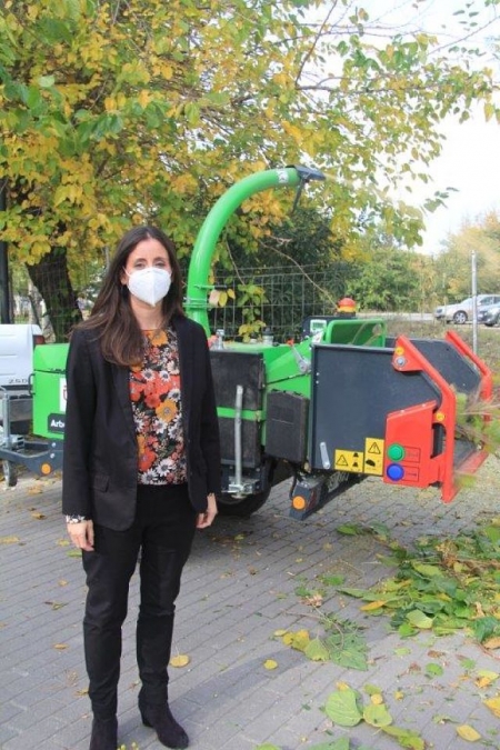 La Diputada de Medio Ambiente, Mari Carmen Fernández, junto a la biotrituradora (DIPUTACIÓN) 