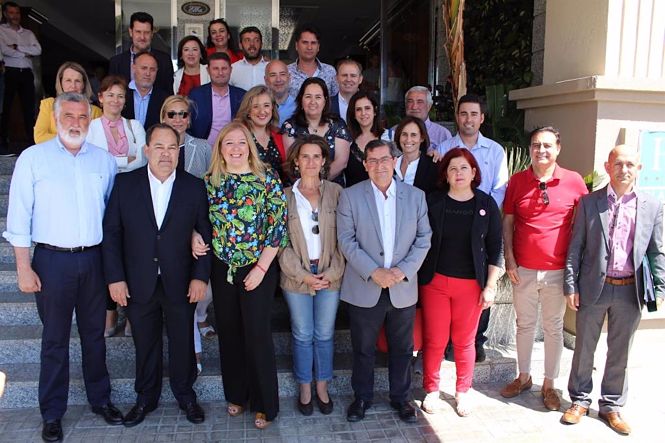 dirigentes socialistas con la vicepresidenta cuarta del Gobierno, Teresa Ribera, el secretario provincial del PSOE, José Entrena, y la secretaria local del partido en Motril, Flor Almón (PSOE) dirigentes socialistas con la vicepresidenta cuarta del Gobierno, Teresa Ribera, el secretario provincial del PSOE, José Entrena, y la secretaria local del partido en Motril, Flor Almón (PSOE)
