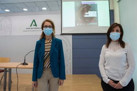 La Delegada de Igualdad, Ana Berrocal y la representante de la Fundación Márgenes y Vínculos, Isabel Ramírez Fernández (JUNTA) 