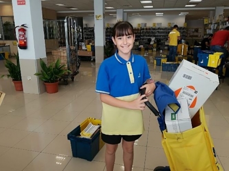 La granadina Nadia Dolera junto a su premio (CORREOS)