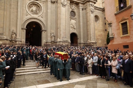 La catedral de Granada acogió la misa funeral por el guardia civil fallecido tras ser disparado en Huétor Vega en acto de servicio (EUROPAPRESS/ÁLEX CÁMARA) 
