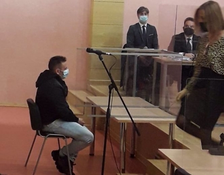 El acusado del asesinato de un tiro del agente Arcos, en el edificio judicial de Caleta (EUROPA PRESS) 