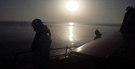 La Salvamar Hamal rescata a 30 imigrantes de una patera en el Mar de Alborán, en una imagen de archivo (SALVAMENTO MARÍTIMO)