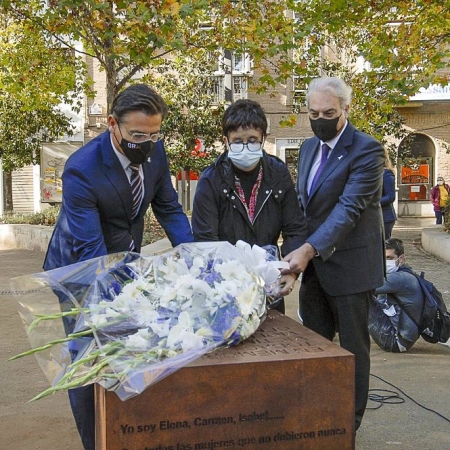 Ofrenda floral en Granada a las víctimas de violencia de género (AYUNTAMIENTO DE GRANADA)
