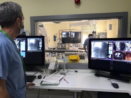 Radiólogos intervencionistas preparando tratamiento guiado, en el Virgen de las Nieves, en imagen de archivo (HOSPITAL VIRGEN DE LAS NIEVES)