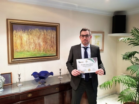 Carlos Cuenca posa con su premio (HUSC)