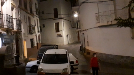Imagen de denuncia del PP con la portavoz socialista del PSOE en la calle (PP GÜÉJAR SIERRA)