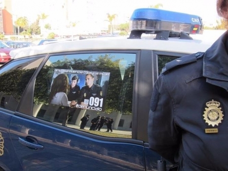 Agente junto a un vehículo policial (POLICÍA NACIONAL/ARCHIVO) 