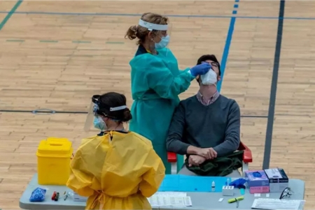 Sanitarios trabajando durante las pruebas de cribado de covid-19 (EDUARDO BRIONES / EUROPA PRESS) 