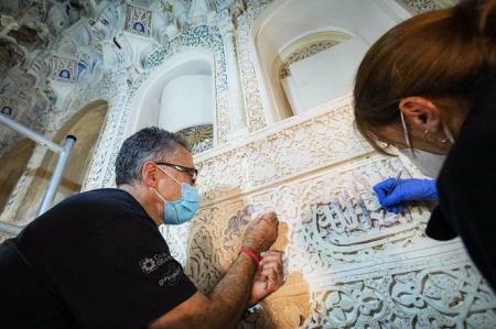 Restauración de yeserías en el Palacio de los Leones, una intervención que han dejado al descubierto en la Sala de los Reyes la policromía original de época nazarí (JUNTA) 