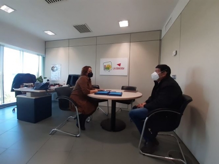 La concejala y diputada provincial de IU, Mari Carmen Pérez, junto a uno de los técnicos del proyecto
