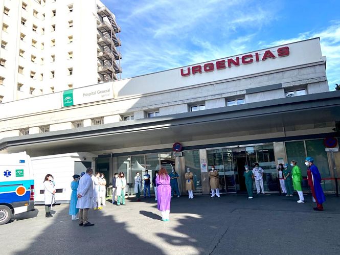 Minuto de silencio en el Hospital Virgen de las Nieves por los sanitarios fallecidos por Covid-19 (JUNTA DE ANDALUCIA) Minuto de silencio en el Hospital Virgen de las Nieves por los sanitarios fallecidos por Covid-19 (JUNTA DE ANDALUCIA)