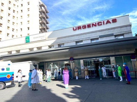 Minuto de silencio en el Hospital Virgen de las Nieves por los sanitarios fallecidos por Covid-19 (JUNTA DE ANDALUCIA)