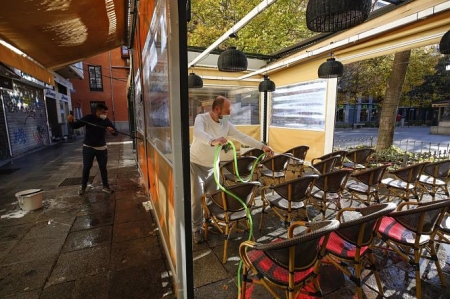 Camareros limpiando y poniendo las mesas en las terrazas de los bares a primera hora de las mañana (ÁLEX CÁMARA ( EUROPA PRESS)