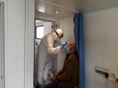 Un sanitario realzia un test PCR (JUNTA DE ANDALUCIA)