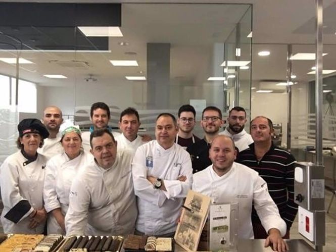 Pasteleros granadinos lanzan una campaña solidaria para unas 300 familias necesitadas (GRANADA ORIGEN) Pasteleros granadinos lanzan una campaña solidaria para unas 300 familias necesitadas (GRANADA ORIGEN)
