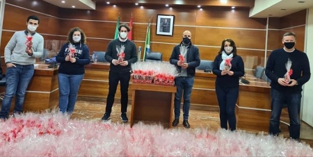 El Equipo de Gobierno de Otura junto con todas las macetas que se van a repartir a los mayores del municipio (AYTO. OTURA) 