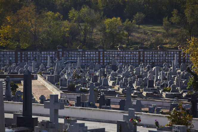 Tumbas con cruces cristianas en el recinto del Cementerio de la Almudena (JESÚS HELLÍN - EUROPA PRESS) Tumbas con cruces cristianas en el recinto del Cementerio de la Almudena (JESÚS HELLÍN - EUROPA PRESS)