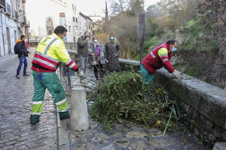 Actuaciones de desbroce en el entorno del Rio Darro (JAVIER ALGARRA / AYUNTAMEINTO)