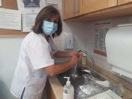 Una sanitaria se lava las manos (HOSPITAL VIRGEN DE LAS NIEVES)