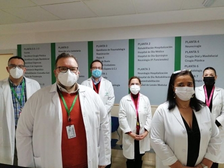 La directora gerente, María Ángeles García Rescalvo, con el equipo directivo de Neurotraumatología y Rehabilitación (JUNTA) 