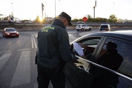Un Guardia Civil en un control (ÁLEX CÁMARA/EUROPA PRESS)