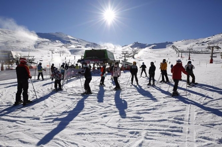 Esquiadores con mascarillas en la estación de esquí de Sierra Nevada, el pasado fin de semana (ÁLEX CÁMARA - EUROPA PRESS) 