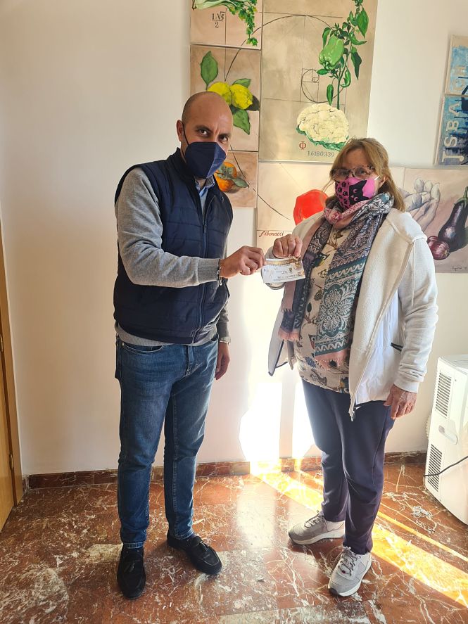 el alcalde de Otura. Nazario Montes, entrega su bono de compra a la primera vecina agraciada en el sorteo, Fátima Blanco (AYTO. OTURA) el alcalde de Otura. Nazario Montes, entrega su bono de compra a la primera vecina agraciada en el sorteo, Fátima Blanco (AYTO. OTURA)