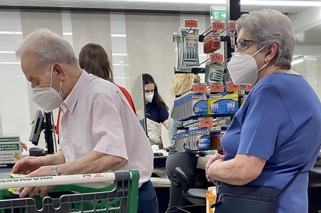 Pensionistas haciendo la compra (SUBDELEGACIÓN) 
