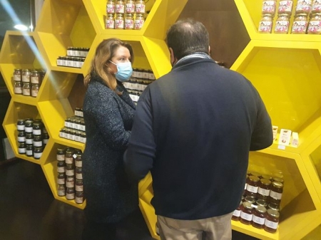 Carmen Crespo durante su visita al museo de la miel (JUNTA DE ANDALUCÍA) 