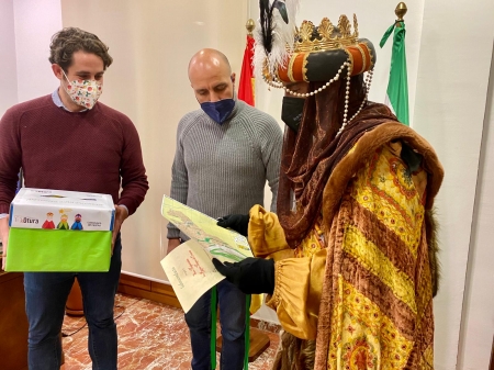 El concejal de Fiestas y el alcalde de Otura entregando el salvoconducto al Emisario Real (AYTO. OTURA) 