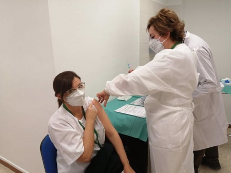 Una profesional sanitaria del Hospital Virgen de las Nieves de Granada recibe la vacuna contra el Covid-19 (HOSPITAL VIRGEN DE LAS NIEVES DE GRANADA) 