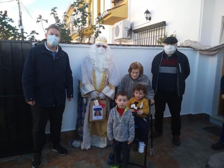 Los Reyes Magos durante una visita (AYTO. MONACHIL) 