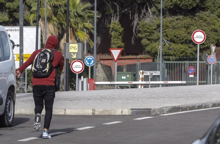 Un inmigrante abandona el aeropuerto de Manises (ROBER SOLSONA - EUROPA PRESS) 