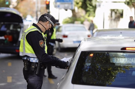 La Policía Local de Granada realiza controles de tráfico en los accesos de la ciudad debido al cierre perimetral, en imagen de archivo (ÁLEX CÁMARA / EUROPA PRESS)