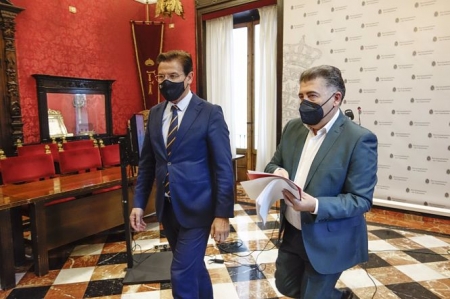El Defensor de la Ciudadanía de Granada, Manuel Martín, a la derecha, en una imagen de archivo con el alcalde, Luis Salvador (AYUNTAMIENTO)