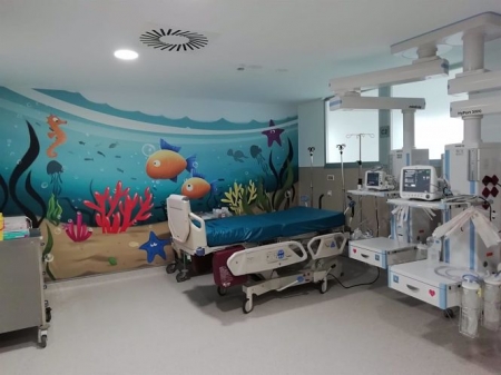 Una de las salas de la UCI pediátrica del Hospital Virgen de las Nieves de Granada (JUNTA) 