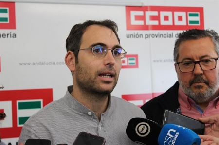 El coordinador general de IULV-CA, Toni Valero, atiende a los medios en Almería (IULV-CA)