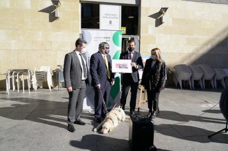 Imagen de la presentación del cupón junto al Mercado de San Agustín (JAVIER ALGARRA /AYUNTAMIENTO) 