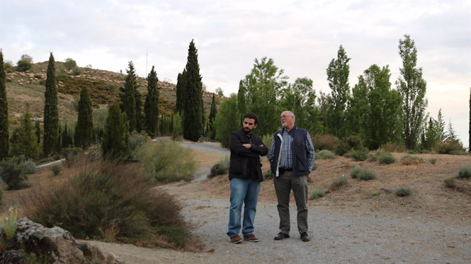 Benjamín Amo junto al historiador Miguel Caballero en Granada, en uno de las localizaciones en donde pudo ser enterrado García Lorca (REBELIÓN EDITORIAL) Benjamín Amo junto al historiador Miguel Caballero en Granada, en uno de las localizaciones en donde pudo ser enterrado García Lorca (REBELIÓN EDITORIAL)