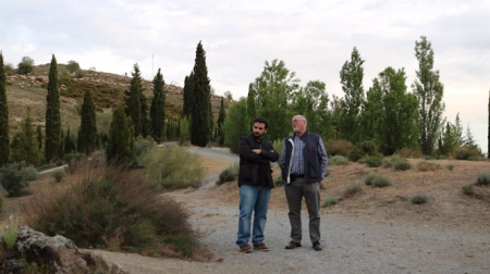 Benjamín Amo junto al historiador Miguel Caballero en Granada, en uno de las localizaciones en donde pudo ser enterrado García Lorca (REBELIÓN EDITORIAL) 
