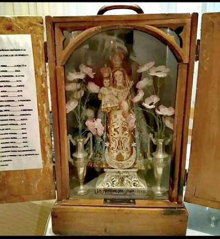 Imagen de una `capilla portátil` similar a la que ha desaparecido en Montefrío (AYTO. MONTEFRIO)