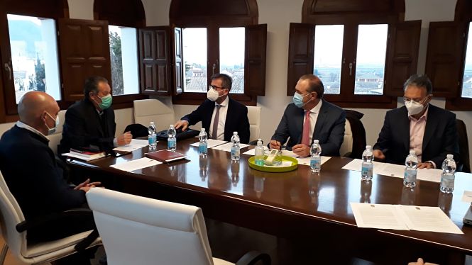 El delegado territorial de Regeneración, Justicia y Administración Local, Enrique Barchino, y su homólogo de Turismo, Gustavo Rodríguez durante la visita a Pinos Puente (JUNTA) El delegado territorial de Regeneración, Justicia y Administración Local, Enrique Barchino, y su homólogo de Turismo, Gustavo Rodríguez durante la visita a Pinos Puente (JUNTA)