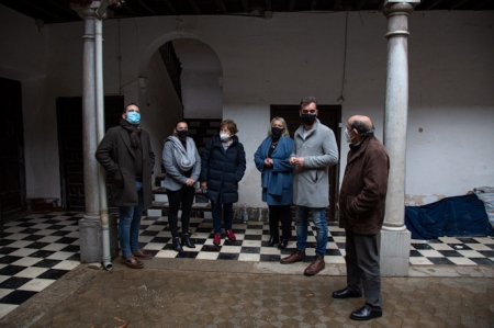 La alcaldesa de Las Gabias, María Merinda Sábada, junto a miembros del equipo de gobierno y antiguos propietarios de la Casa `Los Blascos` (AYTO. LAS GABIAS) 