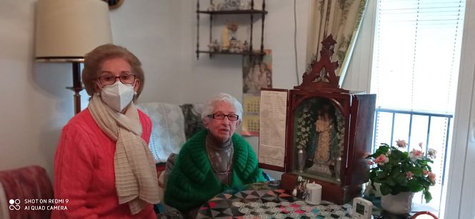 Pilar Carralcázar, una de las impulsoras de la campaña, junto a Hortensia, la propietaria de la capilla portátil (AYYO. MONTEFRIO) Pilar Carralcázar, una de las impulsoras de la campaña, junto a Hortensia, la propietaria de la capilla portátil (AYYO. MONTEFRIO)