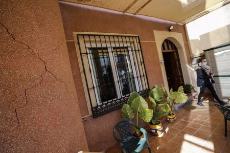 Grietas en una vivienda tras el terremoto de 4.4 grados con epicentro en Santa Fe del pasado sábado (ÁLEX CÁMARA - EUROPA PRESS) 